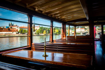Hlavní salon lodi Nepomuk | Pražské Benátky | Salonní rychloloď Nepomuk