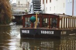 Detailní pohled na člun Vodouch v Čertovce | Pražské Benátky