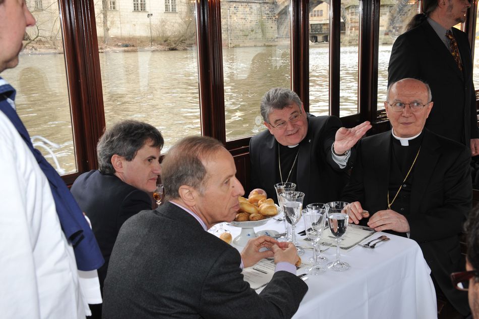 Kardinál Dominik Duka na palubě člunu Zdeňka Bergmana | Pražské Benátky