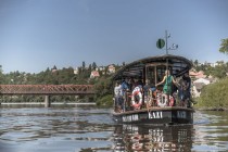 Přívoz Kazín na svojí cestě po Berounce | Pražské Benátky