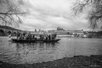 Loď Bivoj plná bicyklů | Pražské Benátky | Převozní prám Bivoj