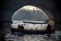 Vltavský člun pod obloukem Karlova mostu | Pražské Benátky | Vltavské čluny