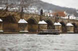 Člun Vodouch před zasněženým Karlovým mostem | Pražské Benátky